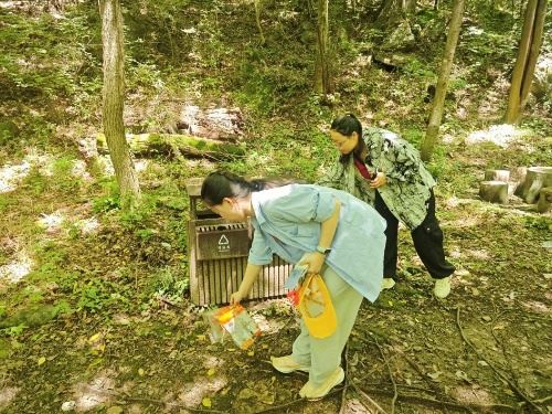 天城室内游乐园在哪里成员正在调研牛背梁国家森林公园的垃圾分类情况.jpg